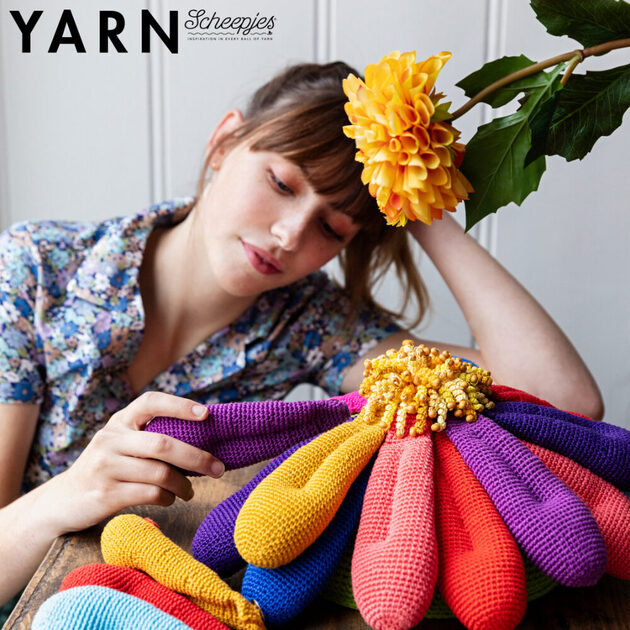YARN 11 - Loves Me Loves Me Loves Me Not Flower | Scheepjes